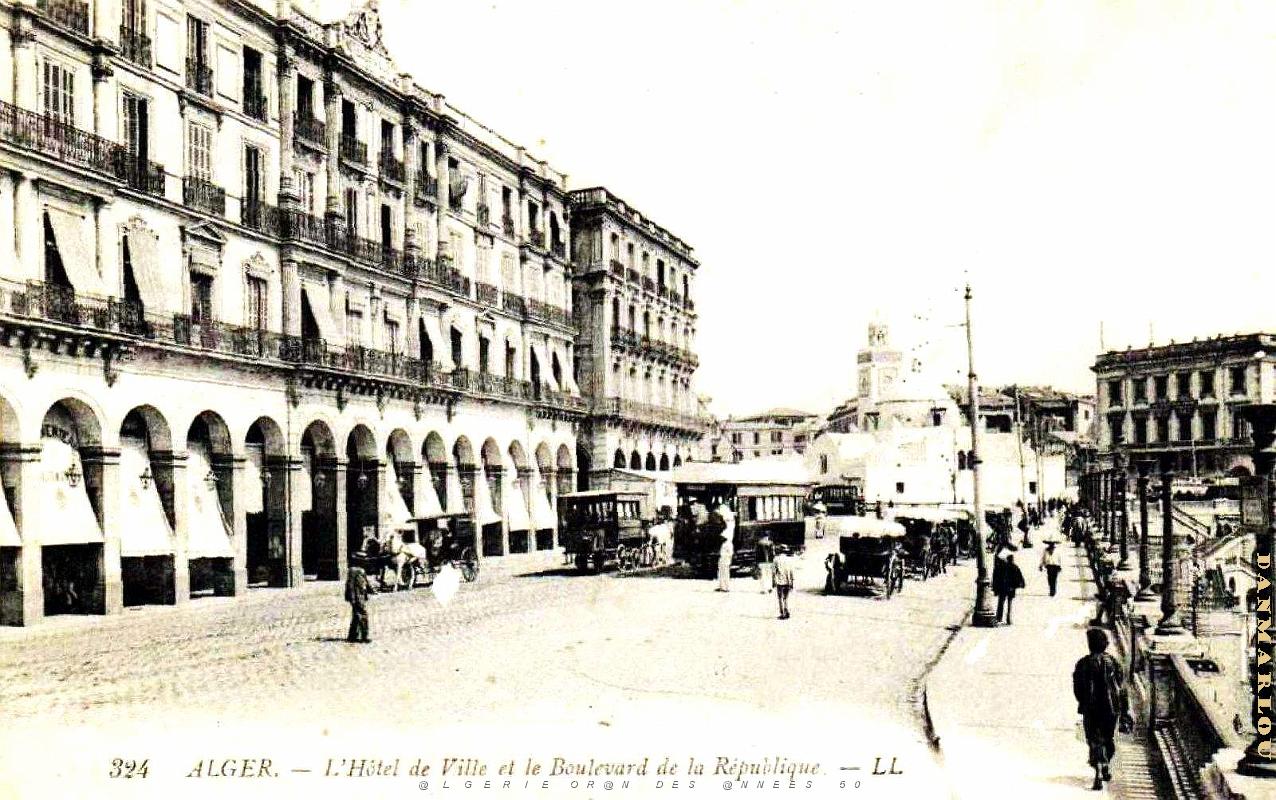 3032- Alger - Hotel de Ville et Boulevard de la Republque.jpg